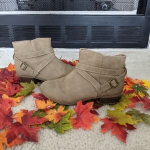 Beige short boots SO brand